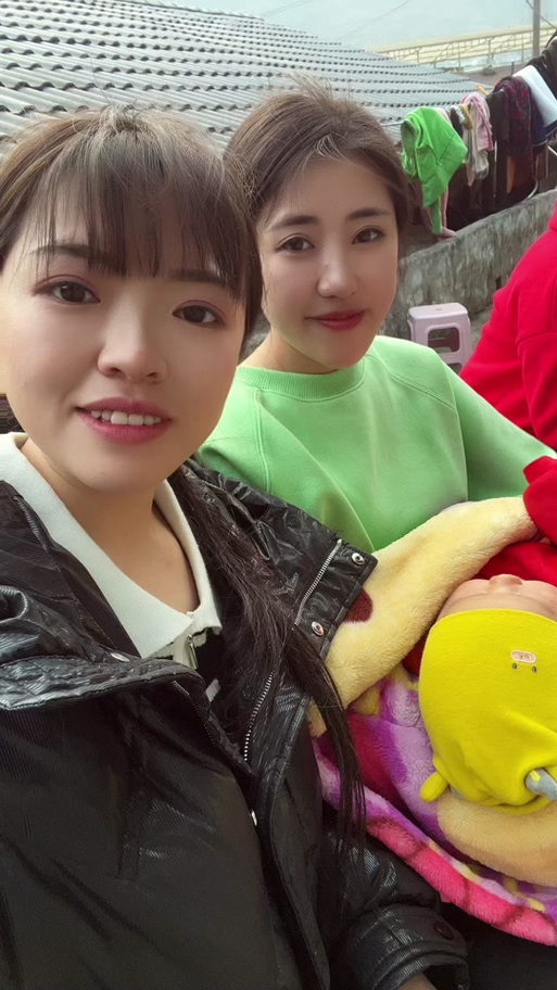 05后女生养3个弟妹,20岁女孩养三个弟妹